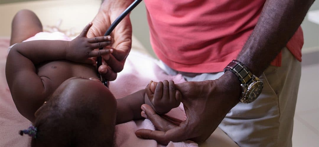 Médécin consultant une enfant.